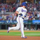 Corey Seager de los Rangers de Texas recorre las bases tras batear un jonrón ante los Mets de Nueva York, el jueves 24 de septiembre de 2026, en Arlington, Texas. (AP Foto/Julio Cortez)