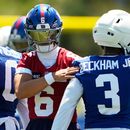 Jaxson Dart (6), quarterback de los Giants de San Francisco, felicita a Odell Beckham Jr. en la práctica durante el campamento de entrenamiento del equipo de la NFL, el viernes 31 de julio de 2026, en White Sulphur Springs, Virginia Occidental. (AP Foto/Chris Carlson)