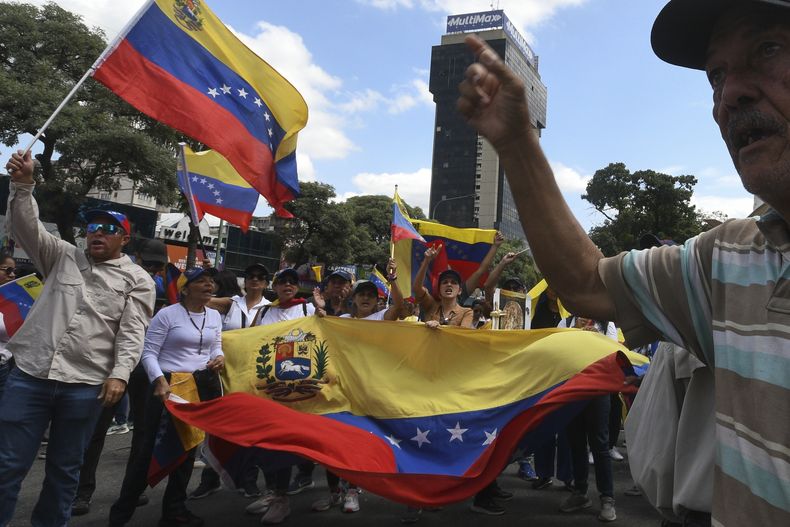 Partidarios de la oposición ondean banderas nacionales durante una manifestación en Valencia, Venezuela, el sábado 3 de agosto de 2024. (Foto AP/Jacinto Oliveros)