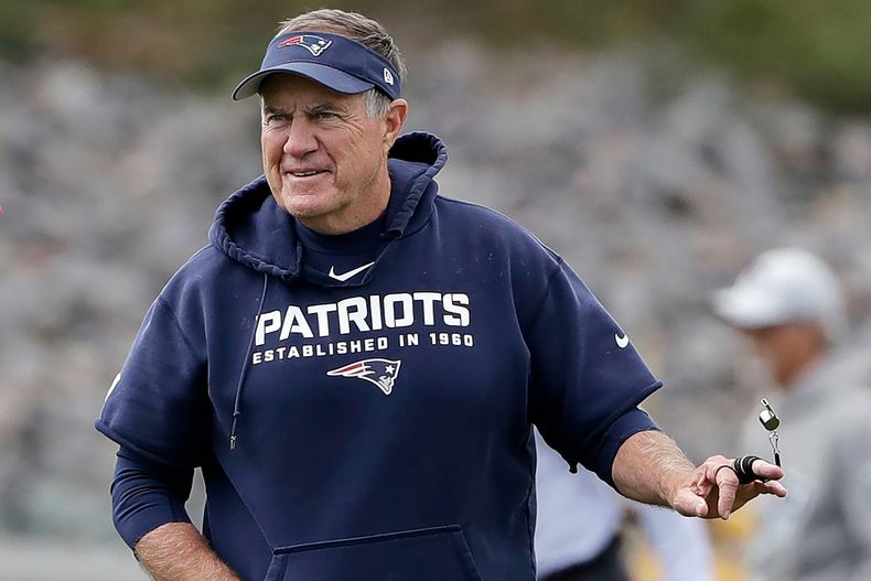 ARCHIVO - El entrenandor de los Patriots de Nueva Inglaterra, Bill Belichick, durante un entrenamiento, el 18 de septiembre de 2019, en Foxborough, Massachusetts. (AP Foto/Steven Senne)