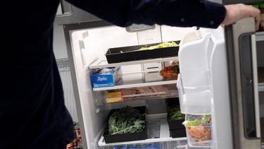 Una persona abre la puerta de una nevera en la que hay varios alimentos para estudiantes necesitados y que forman parte de una despensa de alimentos Hoya Hub en el campus de la Universidad de Georgetown el 9 de junio de 2023, en Washington, D.C. (AP Foto/Andrew Harnik)