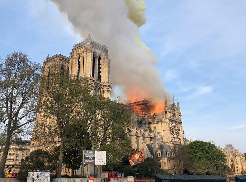 EUR-GEN_NOTRE_DAME-INCENDIO-0.jpg