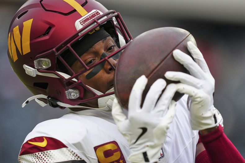ARCHIVO- Terry McLaurin, wide receiver de los Commanders de Washington, atrapa un balón entre sus manos y la máscara de su casco durante el Juego de Campeonato de la NFC en contra de los Eagles de Filadelfia, el 26 de enero de 2025, en Filadelfia. (AP Foto/Derik Hamilton, archivo)