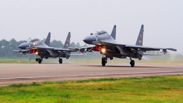 ARCHIVO - En esta fotografía sin fecha publicada por la agencia de noticias china Xinhua, se muestran dos aviones chinos SU-30 mientras despegan en un sitio no especificado. (Jin Danhua/Xinhua via AP, Archivo)