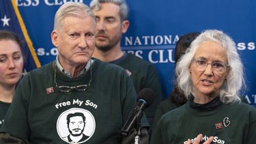 Marc Tice (i) y Debra Tice, los padres del periodista estadounidense Austin Tice, desaparecido en Siria, en conferencia de prensa en Washington el 6 de diciembre de 2024. (AP foto/Jacquelyn Martin)