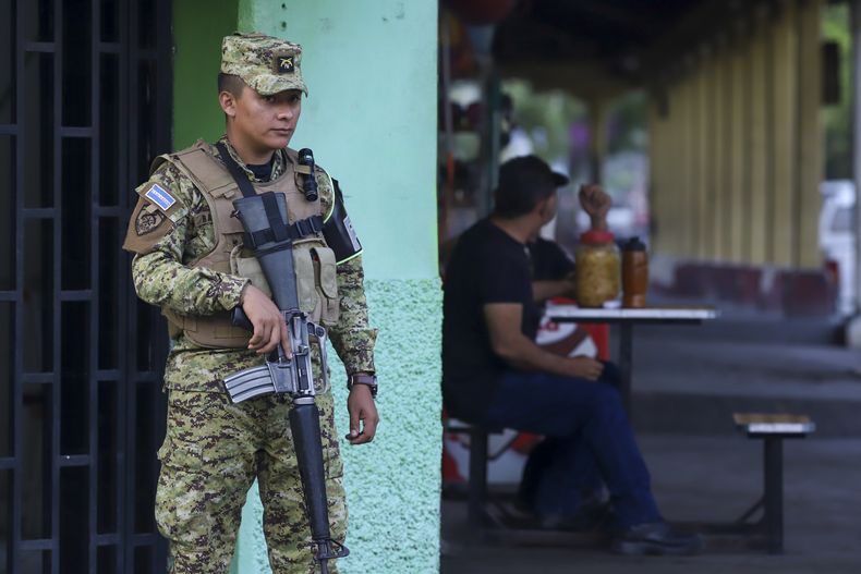 Un soldado hace guardia en Nueva Concepción, departamento de Chalatenango, El Salvador, el miércoles 17 de mayo de 2023. Soldados y policías rodearon el pequeño pueblo en el norte de El Salvador después de que el presidente Nayib Bukele dijera que pandilleros habían asesinado a un miembro de la policía nacional allí. (Foto AP/Salvador Meléndez)