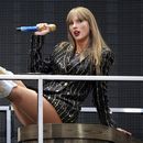 ARCHIVO - Taylor Swift se presenta en el estadio de Wembley como parte de su gira Eras el viernes 21 de junio de 2024 en Londres. (Foto Scott A Garfitt/Invision/AP, archivo)
