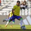 Marcos Leonardo de Brasil anota de penal durante los octavos de final del Mundial Sub20 ante Túnez en el estadio Diego Maradona de La Plata, Argentina, miércoles 31 mayo, 2023. (AP Foto/Iván Fernández)