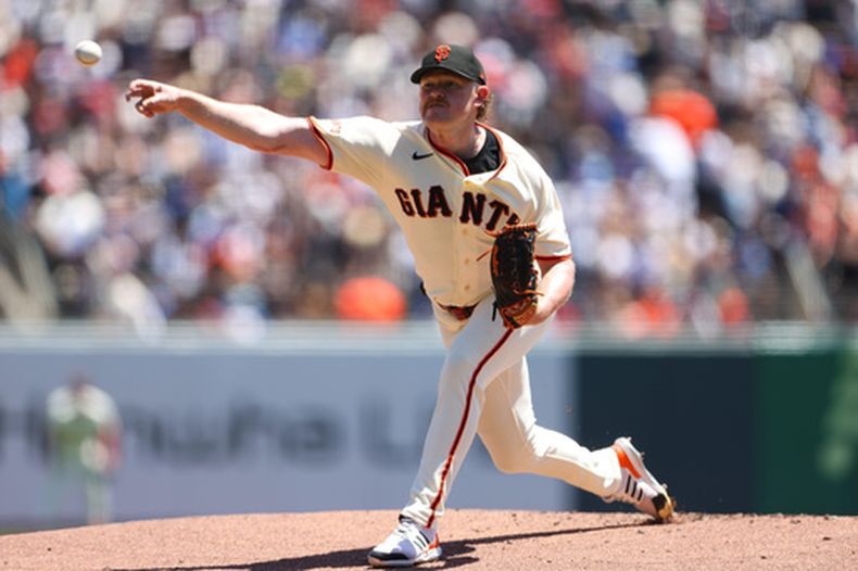 El lanzador de los Gigantes de San Francisco, Logan Webb, lanza ante un bateador de los Cachorros de Chicago durante la primera entrada de un partido de béisbol, el domingo 14 de junio de 2026, en San Francisco. (Foto AP/Scott Marshall)