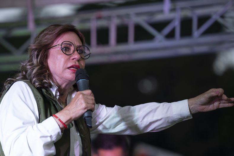 Sandra Torres, candidata presidencial del partido Unidad Nacional de la Esperanza, UNE, pronuncia un discurso durante un mitin de campaña en Santa Catarina Pinula, Guatemala, el sábado 17 de junio de 2023. (AP Foto/Moisés Castillo)