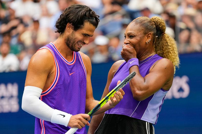 Carlos Alcaraz y Serena Williams durante su primer partido de dobles mixtos del Abierto de Estados Unidos, el martes 25 de agosto de 2026, en Nueva York. (AP Foto/Yuki Iwamura)