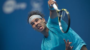 americateve | El espa&ntilde;ol Rafael Nadal realiza un saque ante el checo Tomas Berdych durante el partido de semifinales del Abierto de China en el Estadio Nacional de Tenis en Beijing, China, el s&aacute;bado 5 de octubre de 2013. Nadal asegur&oacute; la cima del r