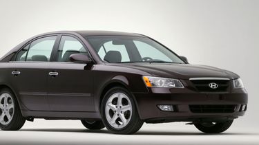 americateve | Esta foto suministrada por Hyundai muestra el model Hyundai Sonata 2006. Los reguladores federales de seguridad investigan si un problema el&eacute;ctrico puede desactivar las bolsas de aire en algunos modelos antiguos de Hyundai Sonata. La investigaci&oa