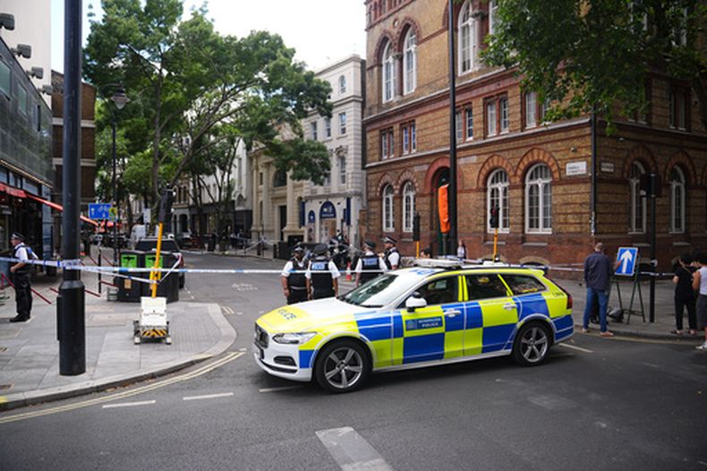 Policía acuden a Endell Street, en Covent Garden, donde cuatro hombres fueron apuñalados, en el centro de Londres, el 5 de agosto de 2026. Foto de PA. (James Manning/PA vía AP)