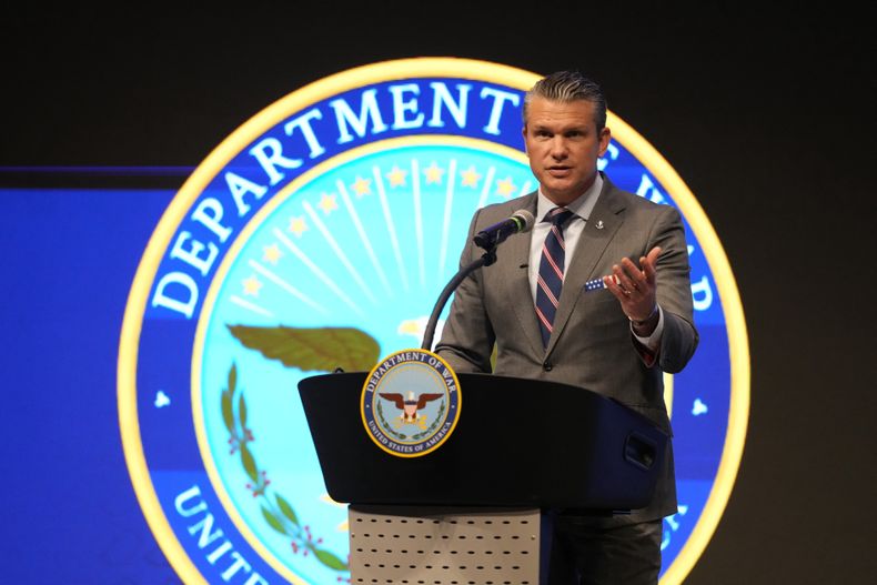 El secretario de Defensa de Estados Unidos, Pete Hegseth, habla en la 4ta Cumbre de Defensa del Noreste de Indiana en la Universidad Purdue Fort Wayne, el miércoles 12 de noviembre de 2025, en Fort Wayne, Indiana. (AP Foto/Darron Cummings)