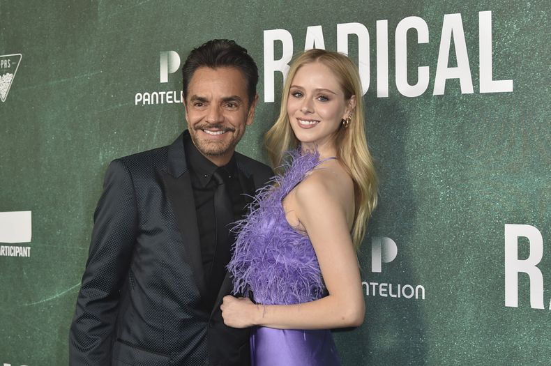 Eugenio Derbez, izquierda, y Loreto Peralta llegan a la premiere de Radical el lunes 30 de octubre de 2023, en el Regency Bruin Theatre en Los Ángeles. (Foto Richard Shotwell/Invision/AP)