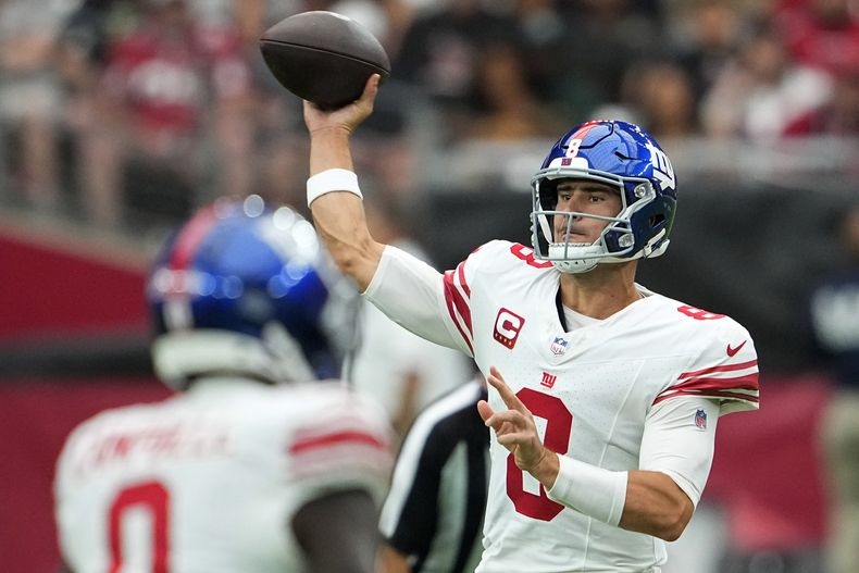 Daniel Jones (8), quarterback de los Giants de Nueva York, lanza en contra de los Cardinals de Arizona, durante la primera mitad del partido de la NFL, el domingo 17 de septiembre de 2023, en Glendale, Arizona. (AP Foto/Matt York)