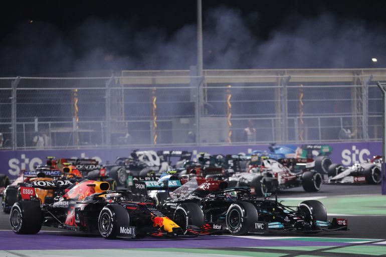 Hamilton gana un caótico GP Saudita y empata a Verstappen