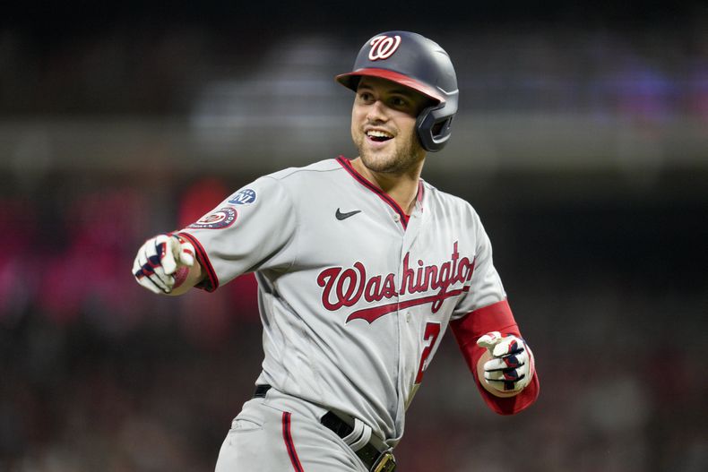 Lane Thomas, de los Nacionales de Washington, recorre las bases luego de conseguir un jonrón de dos carreras en la décima entrada del duelo ante los Rojos de Cincinnati, el viernes 4 de agosto de 2023 (AP Foto/Jeff Dean)