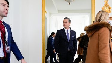 El secretario de Defensa de EEUU, Pete Hegseth, llega a la ceremonia de indulto del pavo en la Casa Blanca, en Washington, el martes 25 de noviembre de 2025. (AP Foto/Julia Demaree Nikhinson)