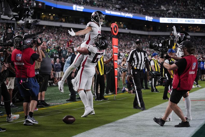 El receptor de los Falcons de Atlanta Drake London celebra su touchdown con el guard Chris Lindstrom en el encuentro ante los Eagles de Filadelfia el lunes 16 de septiembre del 2024. (AP Foto/Matt Rourke)