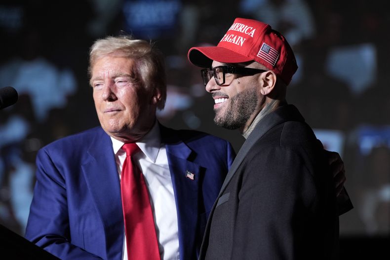 El expresidente Donald Trump, candidato presidencial republicano, a la izquierda, saluda a Nicky Jam durante un evento de campaña en el World Market Center, el viernes 13 de septiembre de 2024, en Las Vegas. (Foto AP/Alex Brandon)