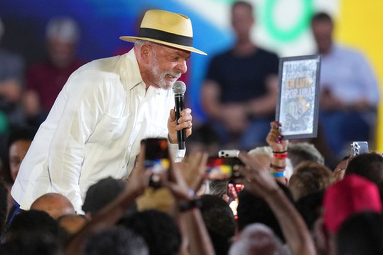 El presidente brasileño Luiz Inácio Lula da Silva habla ante sus simpatizantes durante la convención del Partido de los Trabajadores, donde fue confirmado como candidato presidencial del partido para las próximas elecciones en São Paulo, Brasil, el domingo 2 de agosto de 2026. (Foto AP/Andre Penner)