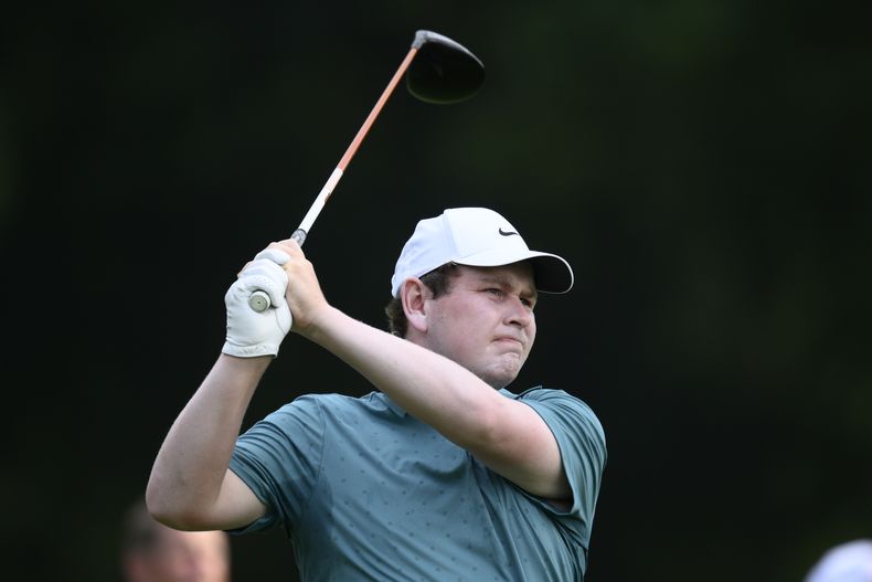 El escocés Robert MacIntyre golpea desde el noveno tee durante la primera ronda del torneo de golf BMW Championship el jueves 14 de agosto de 2025, en Owings Mills, Maryland. (AP Photo/Nick Wass)