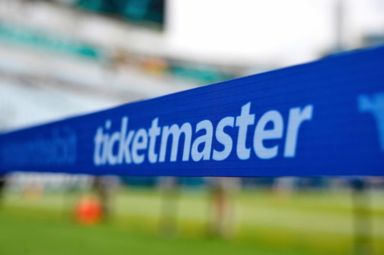 ARCHIVO - El logotipo de Ticketmaster se ve a lo largo del margen del campo antes de un partido de fútbol americano de la NFL, el 15 de septiembre de 2024, en Jacksonville, Florida. (Foto AP/Phelan M. Ebenhack, archivo)