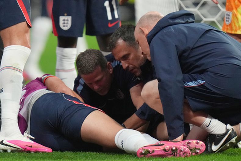 El inglés Jordan Henderson es auxiliado por el equipo médico del equipo tras lesionarse al celebrar la victoria de su equipo ante México en los octavos de final de la Copa Mundial el domingo 5 de julio del 2026. (AP Foto/Eduardo Verdugo)