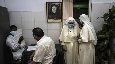 Cuba en su peor mes de COVID, casi 300.000 casos acumulados