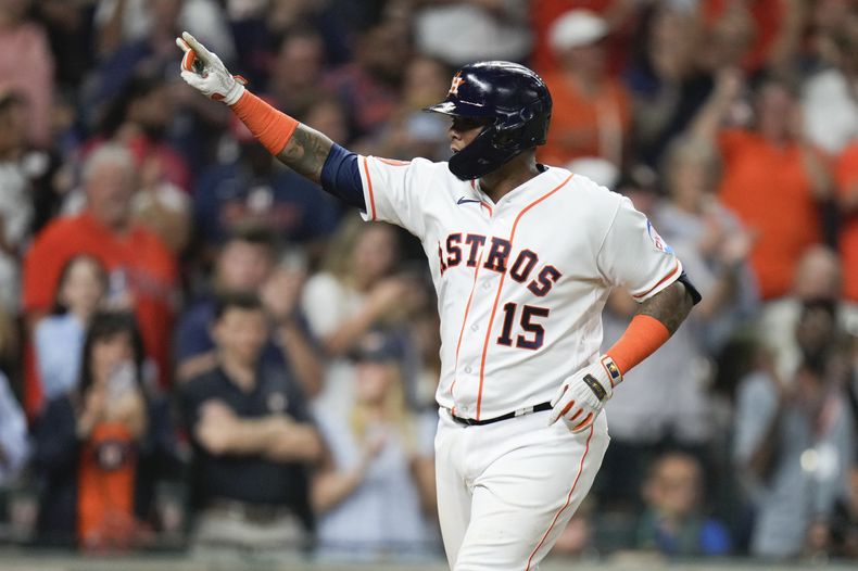El puertorriqueño Martín Maldonado festeja su jonrón solitario durante el séptimo inning del juego ante los Rangers de Texas, el martes 25 de julio de 2023 (AP Foto/Eric Christian Smith)