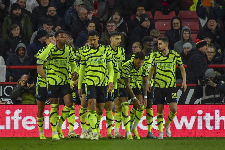 Martin Odegaard celebra con sus compañeros tras marcar el primer gol de Arsenal ante Sheffield United en la Liga Premier, el lunes 4 de marzo de 2024. (AP Foto/Rui Vieira)