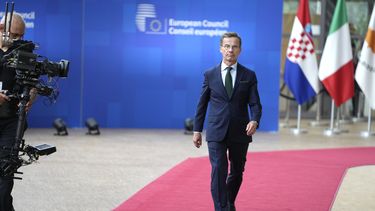 El primer ministro sueco Ulf Kristersson arriba a una cumbre de la UE en el edificio del Consejo Europeo, Bruselas, jueves 29 de junio de 2023. Los mandatarios europeos discuten Ucrania, migración y la economía. (AP Foto/Virginia Mayo)