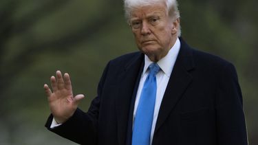 El presidente de Estados Unidos, Donald Trump, saluda a su llegada a la Casa Blanca en el Marine One, el domingo 6 de abril de 2025, en Washington. (AP Foto/Manuel Balce Ceneta)