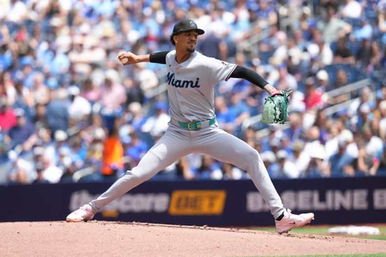 El lanzador de los Marlins de Miami, Eury Pérez (39), trabaja contra los Azulejos de Toronto durante la primera entrada de un partido de béisbol en Toronto, el miércoles 27 de mayo de 2026. (Chris Young/The Canadian Press vía AP)