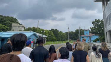 Un grupo de turistas se encuentra en la Zona Desmilitarizada entre las dos Coreas en Paju, Corea del Sur, 18 de julio de 2023. Poco después de la toma de esta foto, el soldado estadounidense Travis King corrió al otro lado de la frontera y fue apresado en Corea del Norte. (AP Foto/Sarah Jane Leslie)