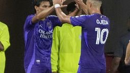 El colombiano Martín Ojeda festeja con el argentino Ramiro Enrique, su compañero en el Orlando City, tras anotar ante Charlotte el miércoles 14 de mayo de 2025 (AP Foto/John Raoux)