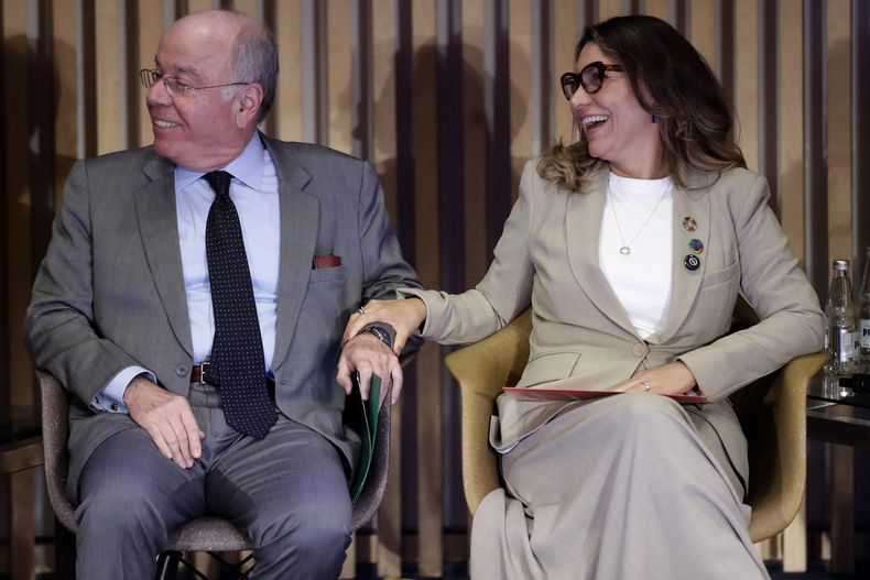 La primera dama de Brasil, Rosângela da Silva, y el ministro de Asuntos Exteriores, Mauro Vieira, asisten a la inauguración de la Cumbre Social del G20, el jueves 14 de noviembre de 2024, en Río de Janeiro. (Foto AP/Bruna Prado)