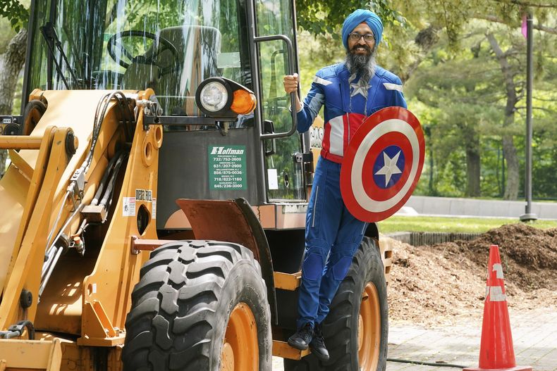 Vishavjit Singh, que informa a los jóvenes sobre el sijismo mediante su personaje del Capitán América Sij, posa para una foto con su disfraz en el Riverbank State Park, en el vecindario de Harlem de Nueva york, el viernes 30 de mayo de 2025. (AP Foto/Richard Drew)