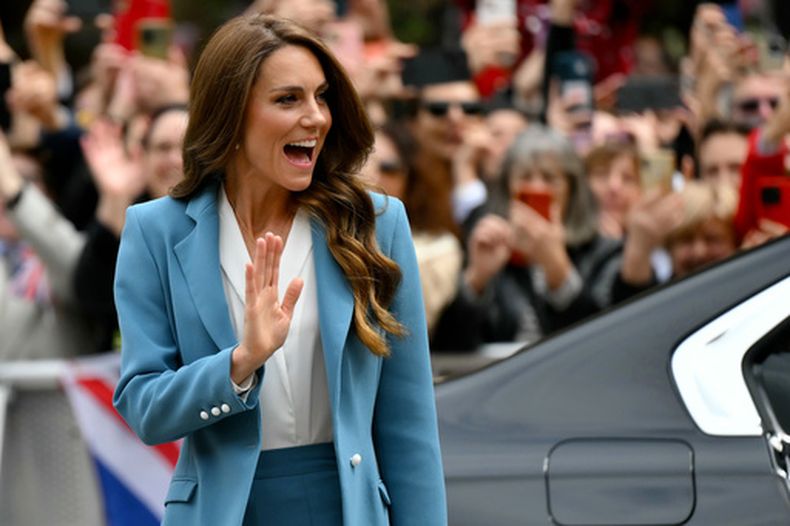 La princesa Catalina de Gales, de Gran Bretaña, saluda con la mano a su llegada al ayuntamiento, como parte de una visita de dos días, en Reggio Emilia, Italia, el miércoles 13 de mayo de 2026. (Marco Bertorello/Pool Photo via AP)