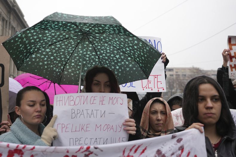 Un grupo de estudiantes detiene el tráfico en silencio, durante las protestas en curso que surgieron después de que un dosel de concreto se derrumbara el mes pasado, causando la muerte de 15 personas, en Belgrado, Serbia, el viernes 20 de diciembre de 2024. (AP Foto/Darko Vojinovic)