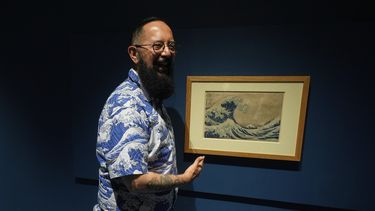 El periodista de televisión mexicana Álvaro Cueva posa junto a una xilografía del japonés Hokusai titulada La gran ola de Kanagawa, durante la inauguración de la exposición Japón: del mito al manga, en el Museo Franz Mayer, en la Ciudad de México, el jueves 7 de agosto de 2025. (Foto AP/Fernando Llano)