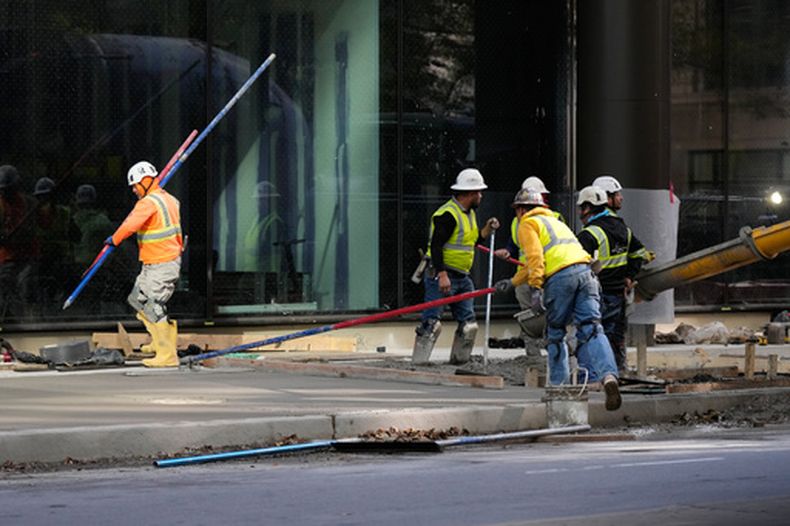 Trabajadores en un sitio de construcción en Chicago el 20 de octubre del 2026. (AP foto/Nam Y. Huh)