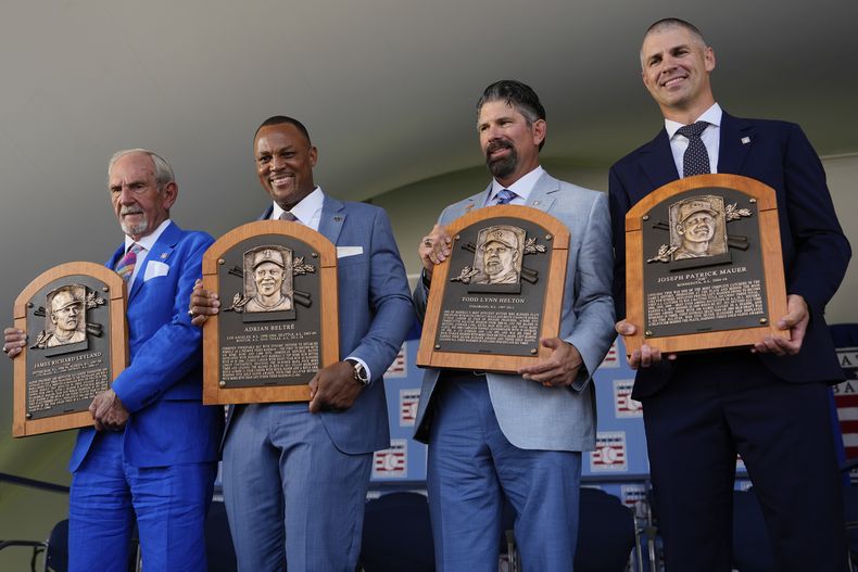 Nuevos miembros del Salón de la Fama del Béisbol, desde la izquierda, Jim Leyland, el dominicano Adrián Beltré, Todd Helton y Joe Mauer; muestran sus placas en la ceremonia de exaltación al Salón de la Fama del Béisbol, el domingo 21 de julio de 2024, en Cooperstown, Nueva York. (AP Foto/Julia Nikhinson)