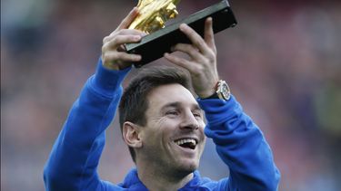 americateve | Lionel Messi alza el Bot&iacute;n de Oro que recibi&oacute; por anotar 46 goles la temporada pasada antes de un partido de la liga espa&ntilde;ola entre Barcelona y Granada en el Camp Nou. Barcelona inform&oacute; el jueves 28 de noviembre de 2013 que Mes