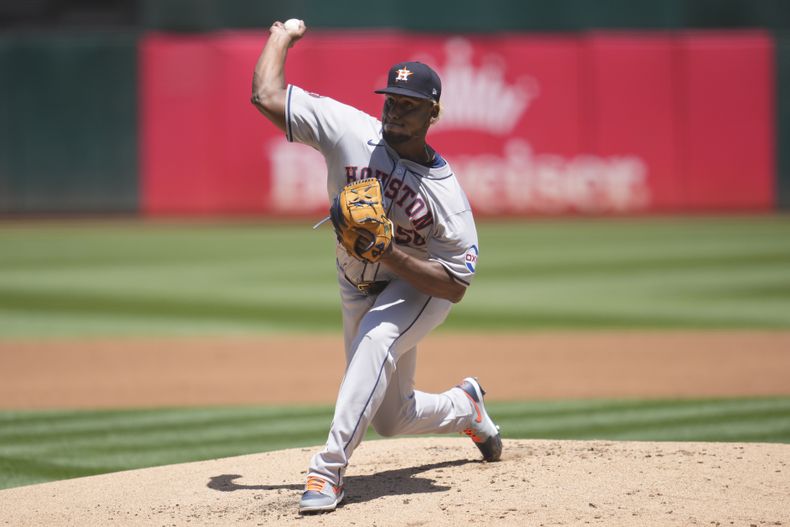 Ronel Blanco, de los Astros de Houston, trabaja en contra de los Atléticos de Oakland durante la primera entrada del juego de béisbol en Oakland, el domingo 26 de mayo de 2024. (AP Foto/Jeff Chiu)