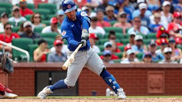 Alex Bregman de los Cachorros de Chicago conecta un doblete remolcador en el décimo inning del juego contra los Cardenales de San Luis, el jueves 30 de julio de 2026, en San Luis. (AP Foto/Scott Kane)