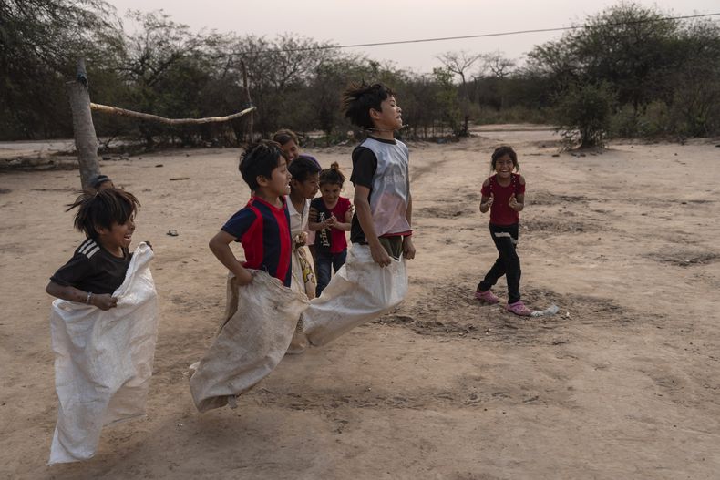Niños manjui compiten en una carrera de sacos en la comunidad de Abisai, en Mariscal Estigarribia, en la región occidental de Paraguay conocida como el Chaco paraguayo, el 28 de agosto de 2024. (AP Foto/Rodrigo Abd)