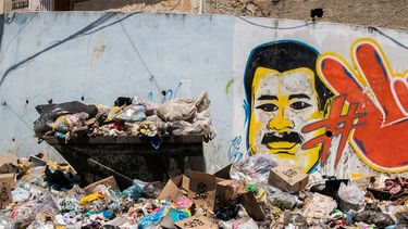caracas en decadencia: calles con pegostes malolientes y llenas de desechos